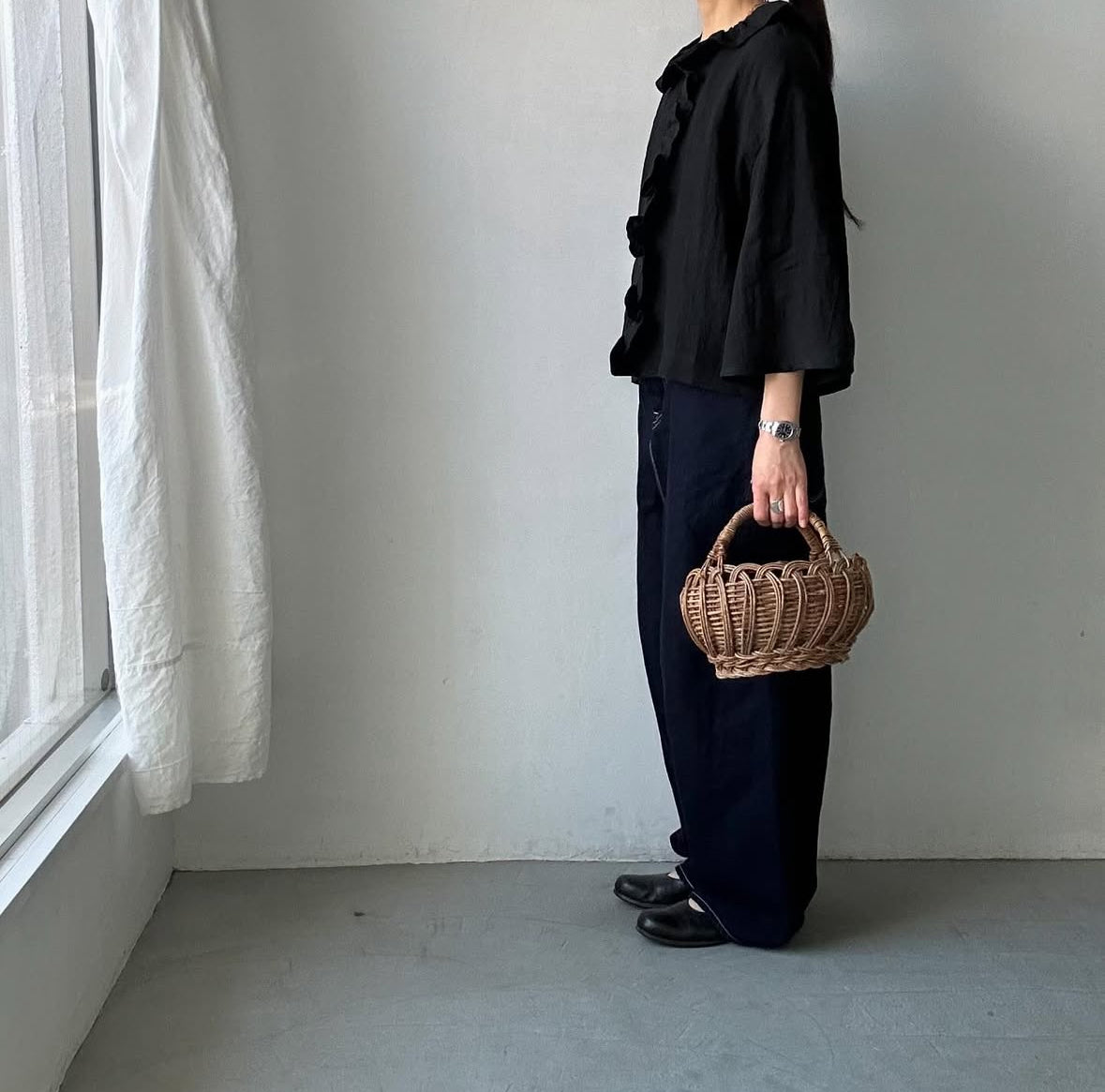 MAGALI コルトレイクリネンフリルブラウス ブラック