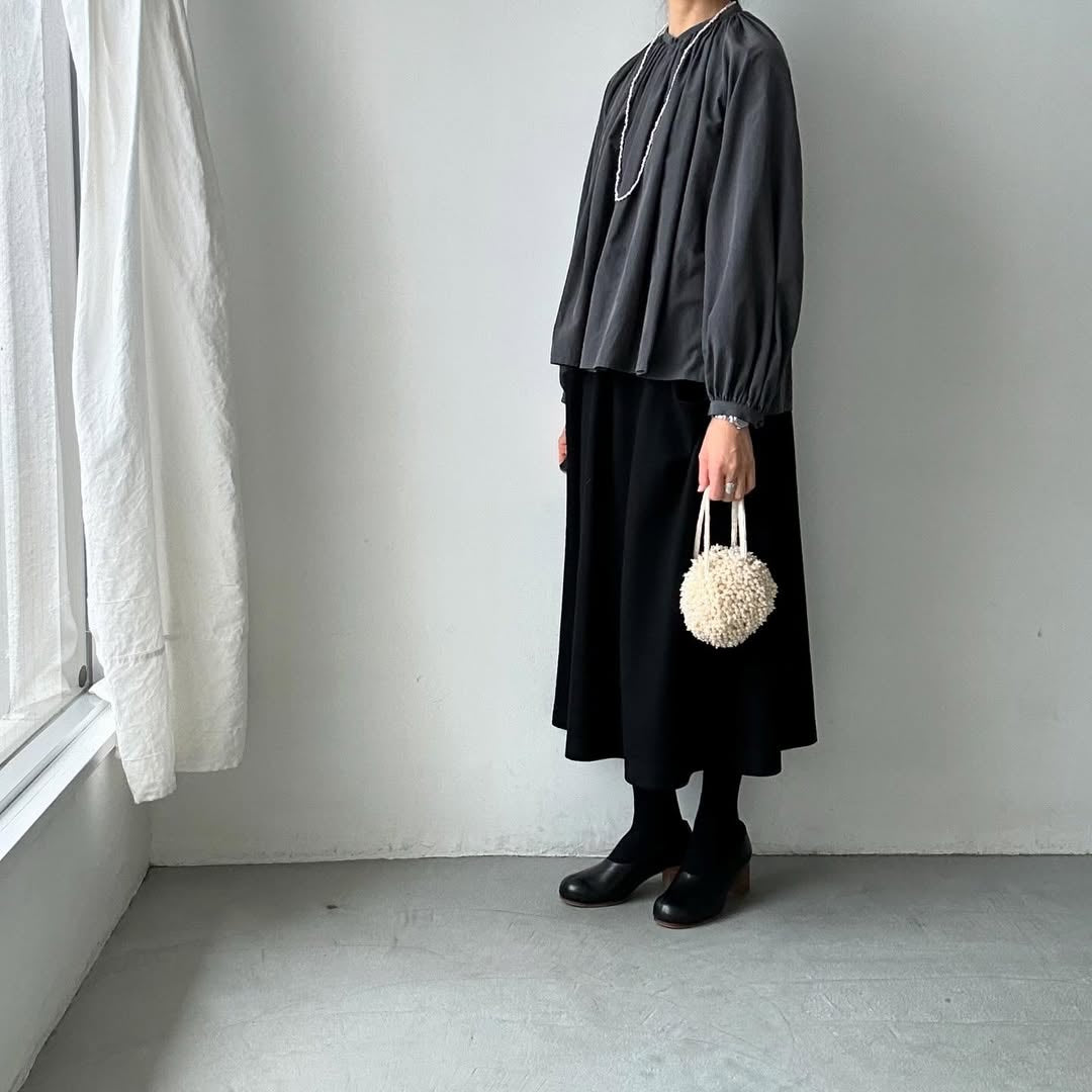 atelier naruse コットントリアセテートギャザーブラウス チャコール