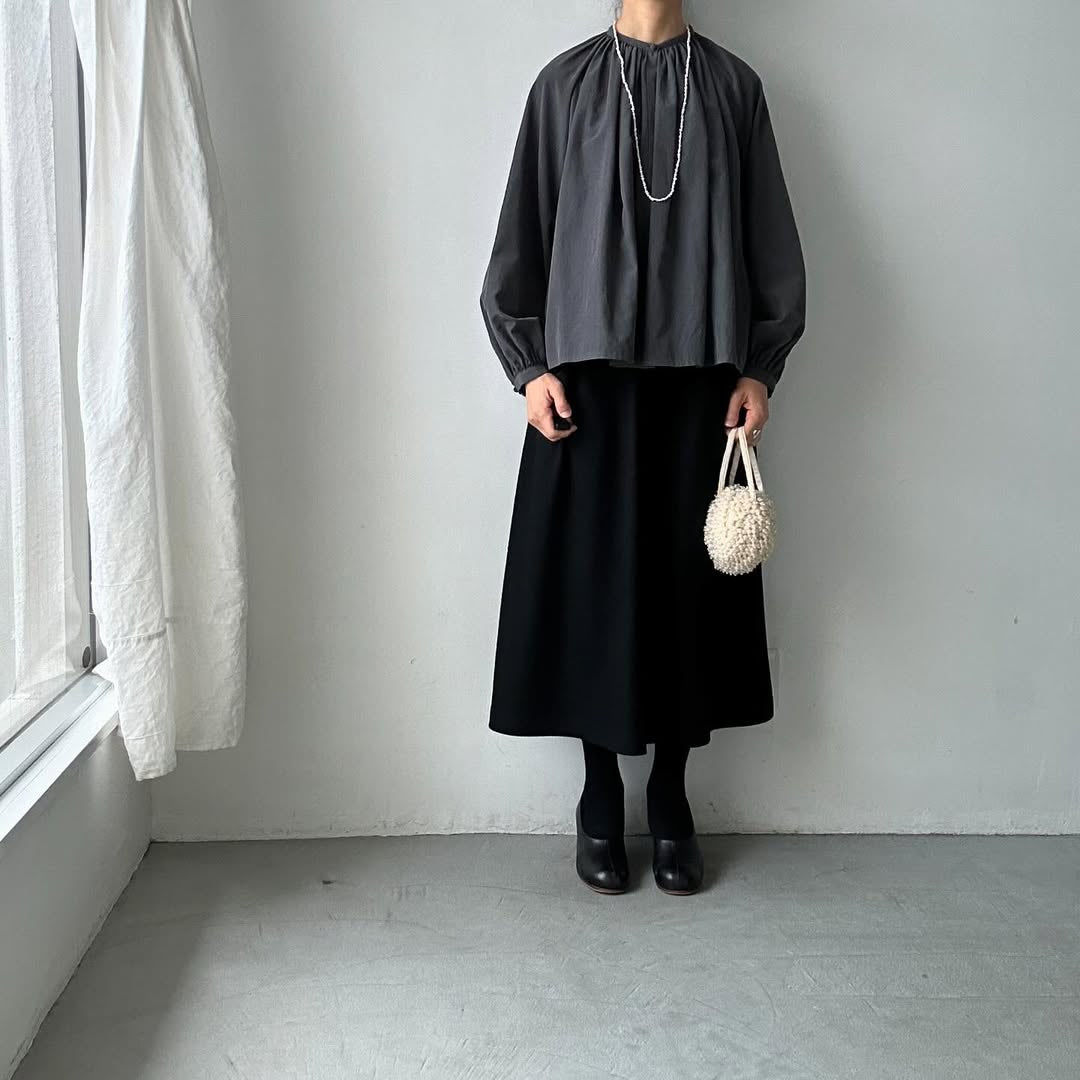 atelier naruse コットントリアセテートギャザーブラウス チャコール
