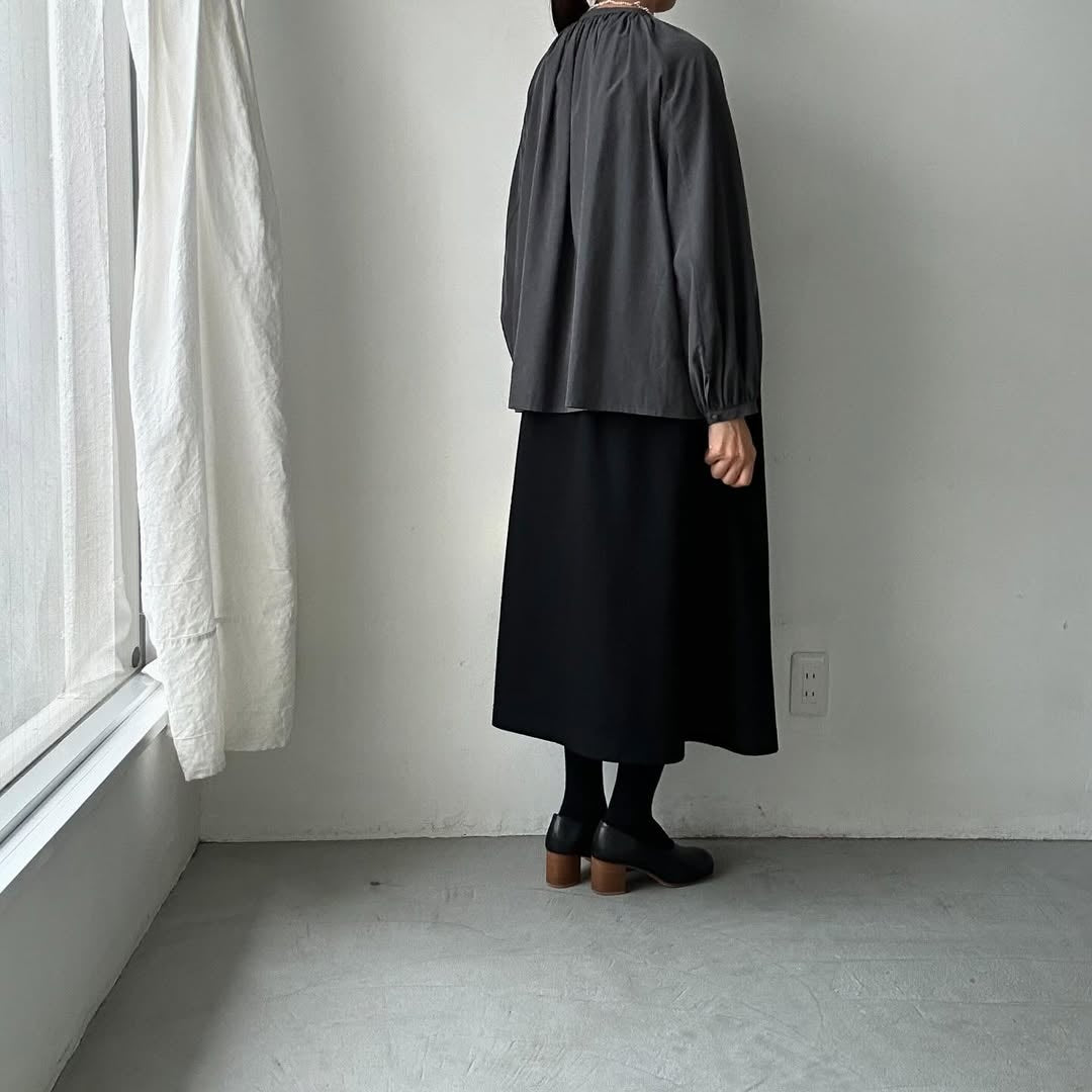 atelier naruse コットントリアセテートギャザーブラウス チャコール