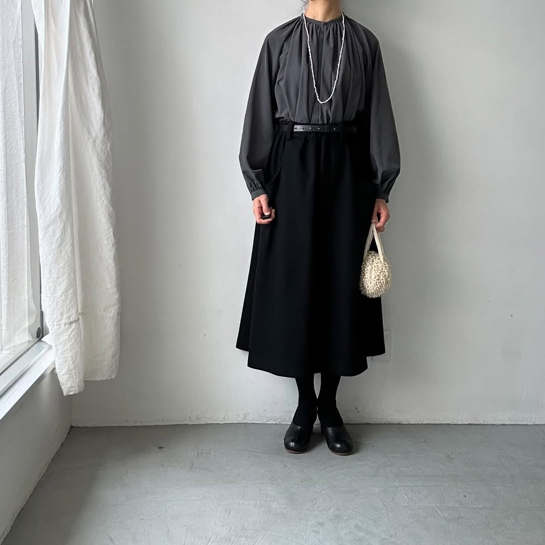 atelier naruse コットントリアセテートギャザーブラウス チャコール