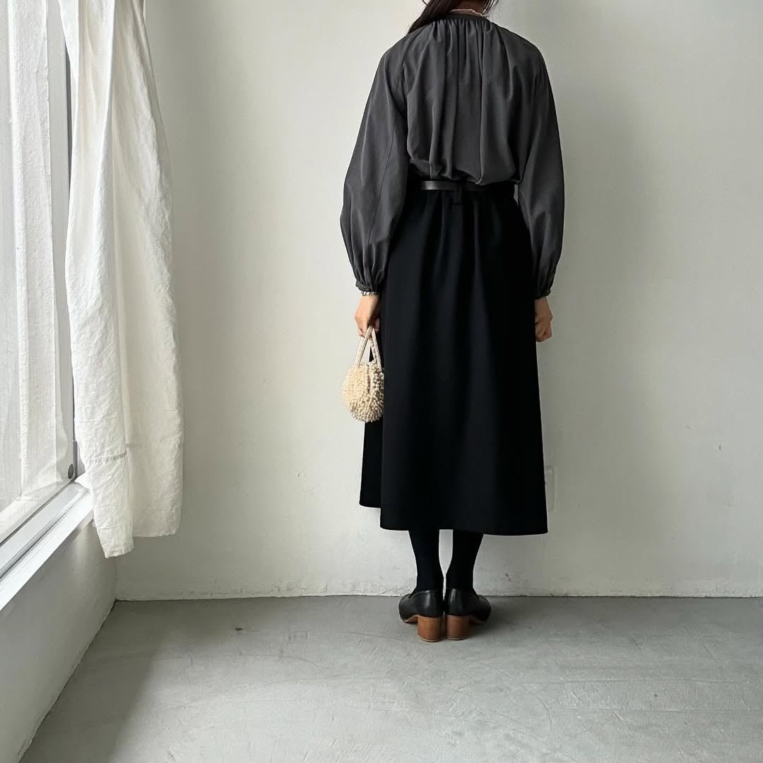 atelier naruse コットントリアセテートギャザーブラウス チャコール