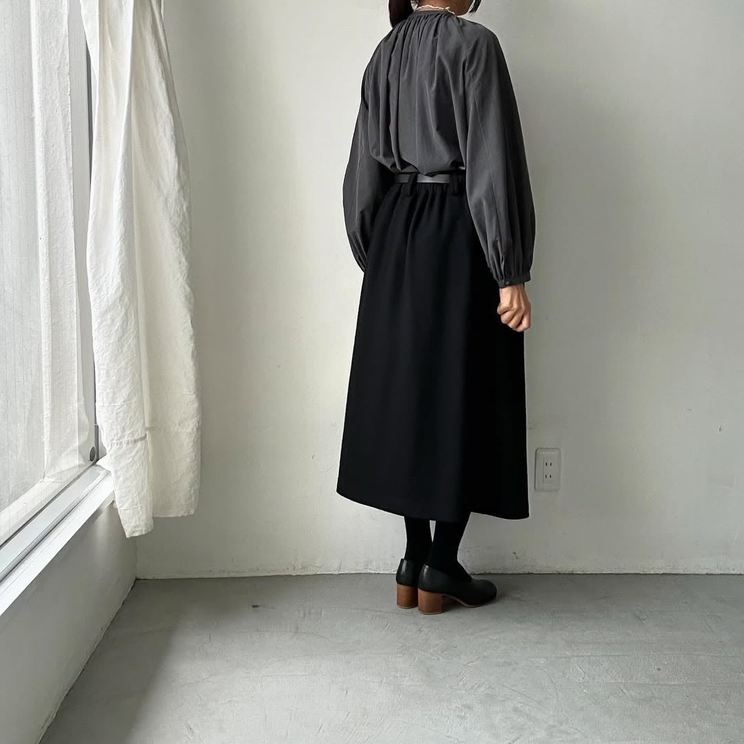 atelier naruse コットントリアセテートギャザーブラウス チャコール