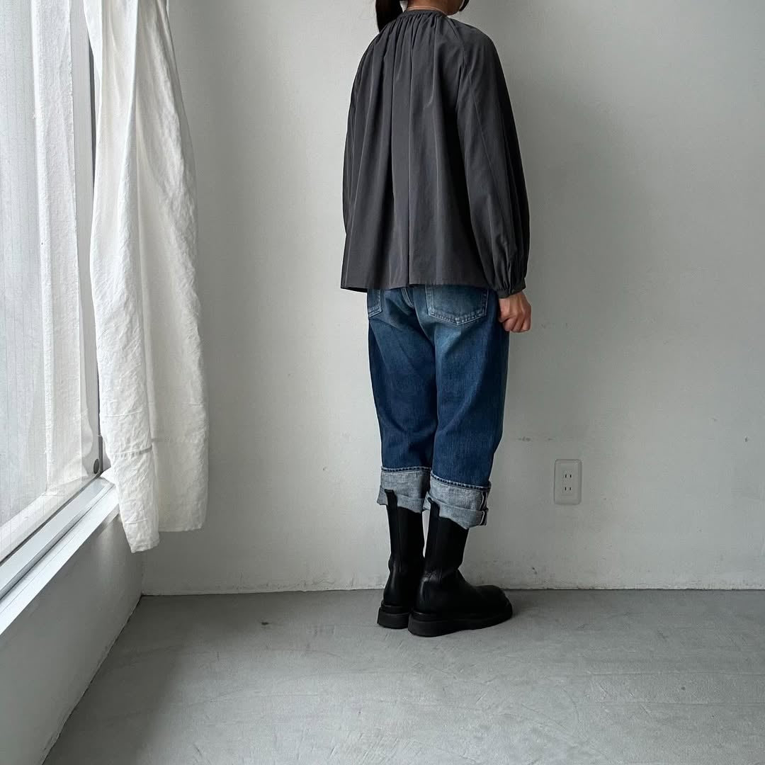 atelier naruse コットントリアセテートギャザーブラウス チャコール