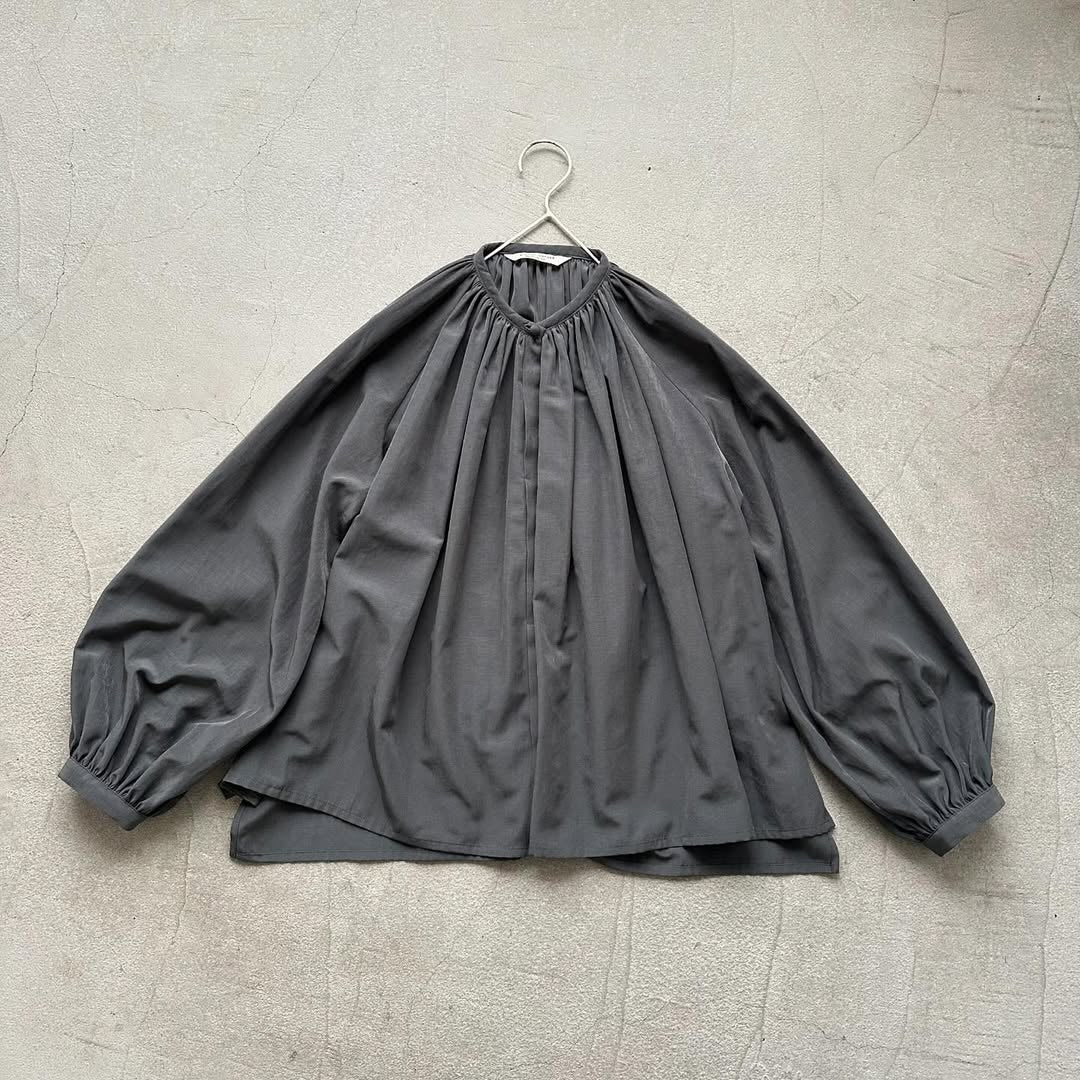 atelier naruse コットントリアセテートギャザーブラウス チャコール