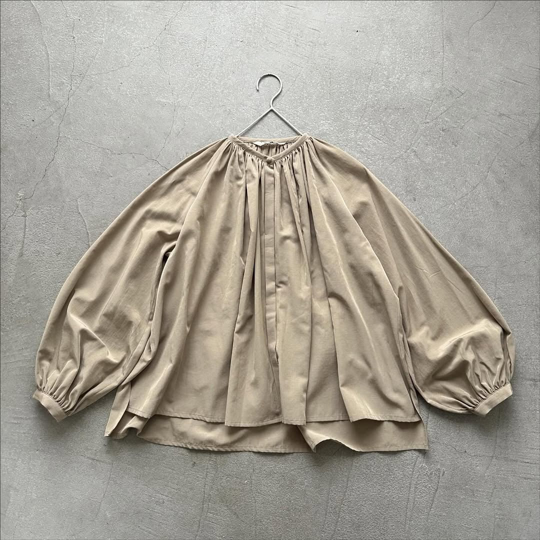 atelier naruse コットントリアセテートギャザーブラウス ベージュ