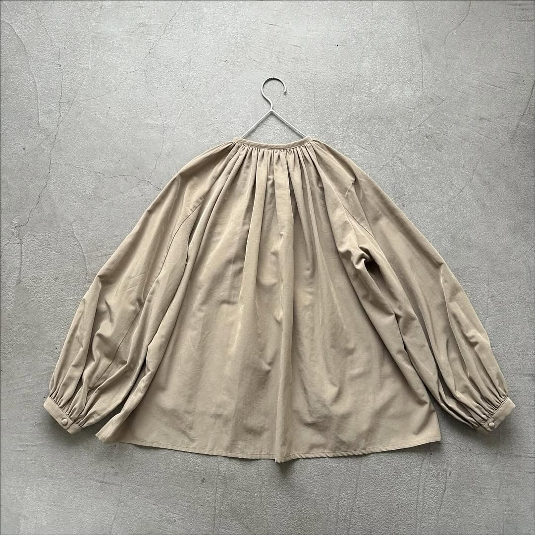atelier naruse コットントリアセテートギャザーブラウス ベージュ