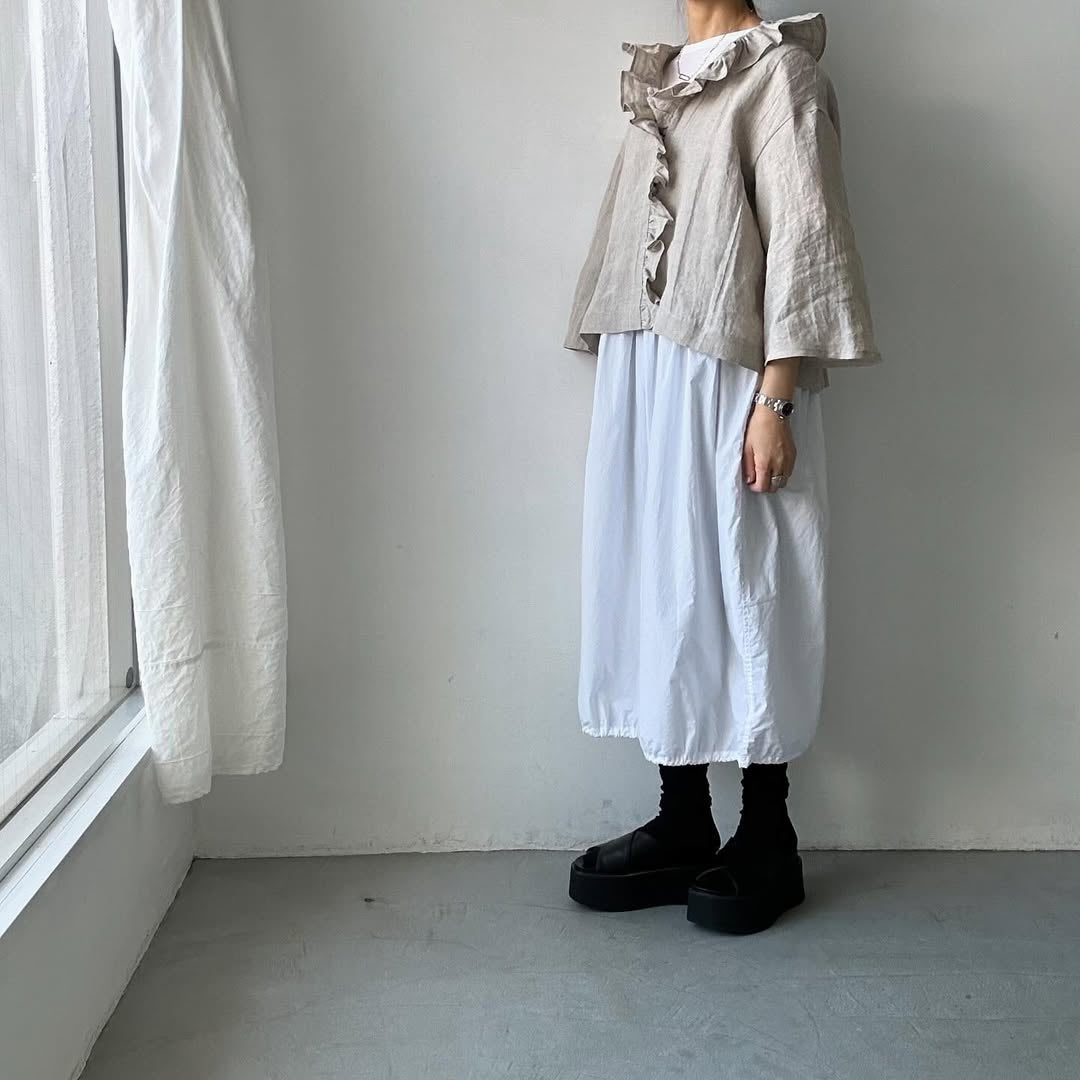 MAGALI コルトレイクリネンフリルブラウス ナチュラル