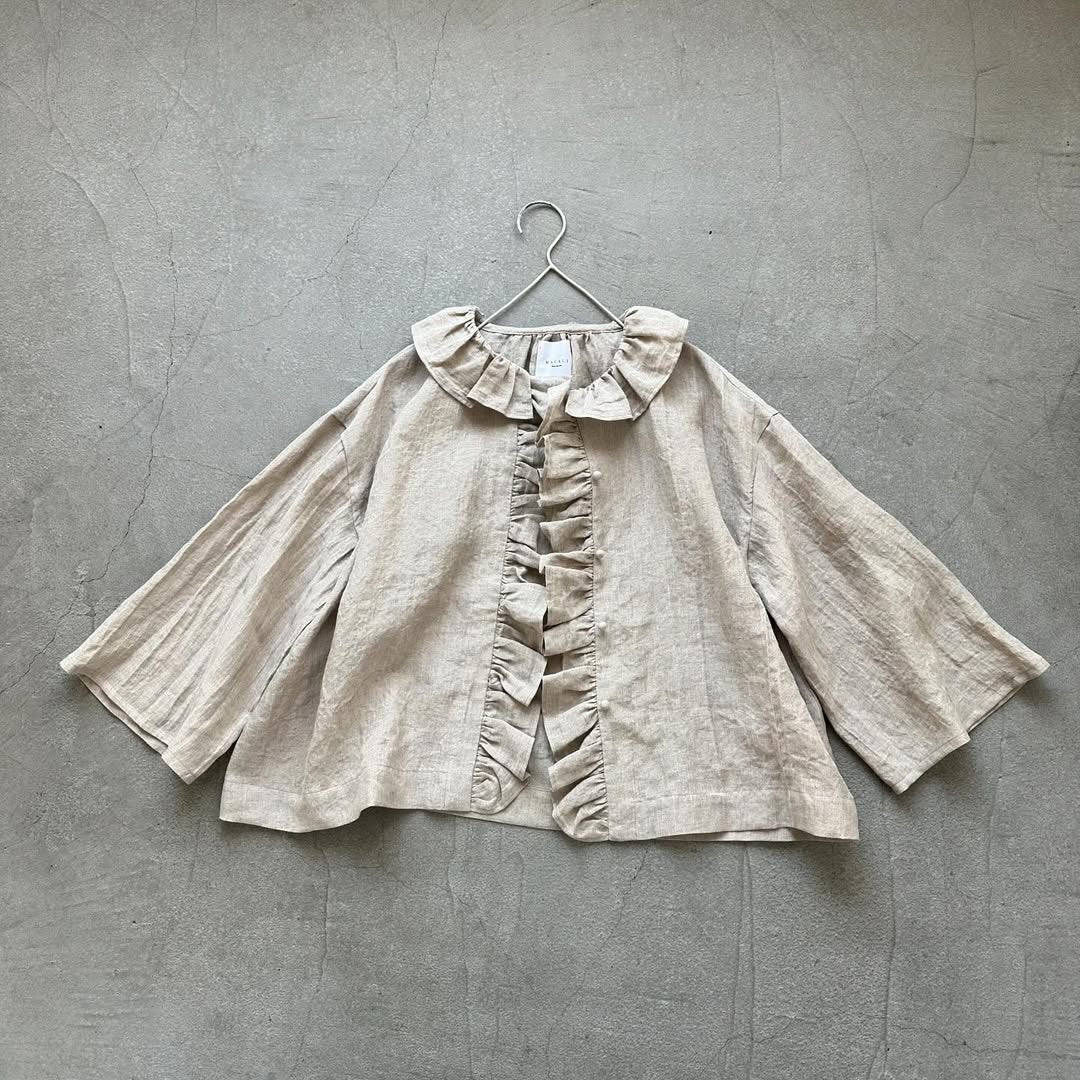 MAGALI コルトレイクリネンフリルブラウス ナチュラル