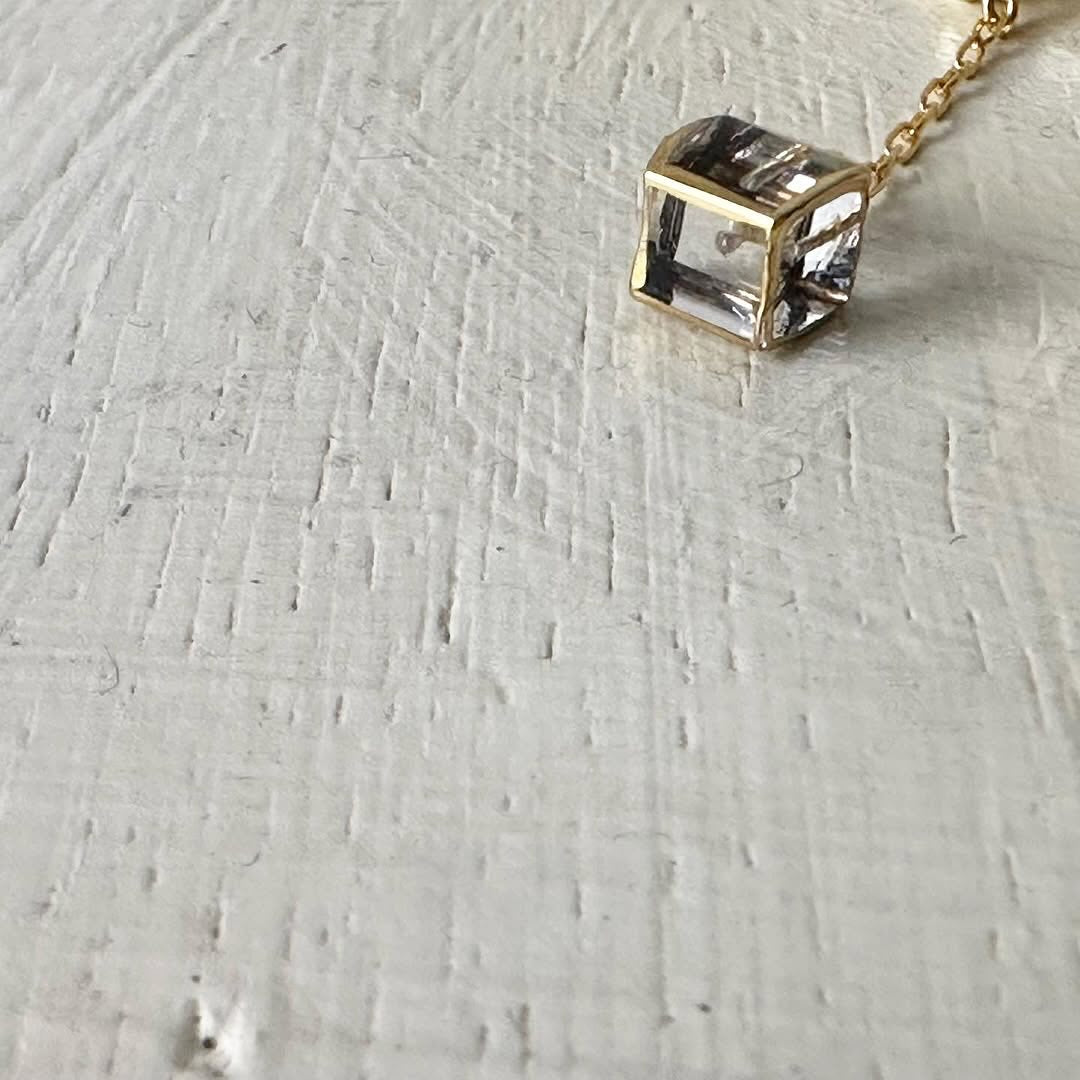sorte glass jewelry 立方体ガラスチェーンピアス