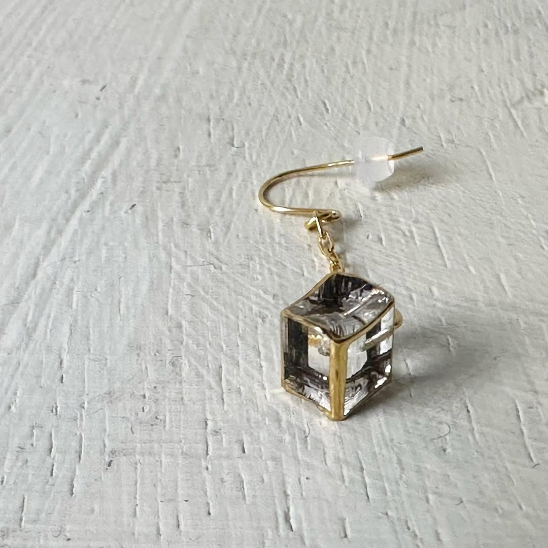 sorte glass jewelry 立方体ガラスチェーンピアス