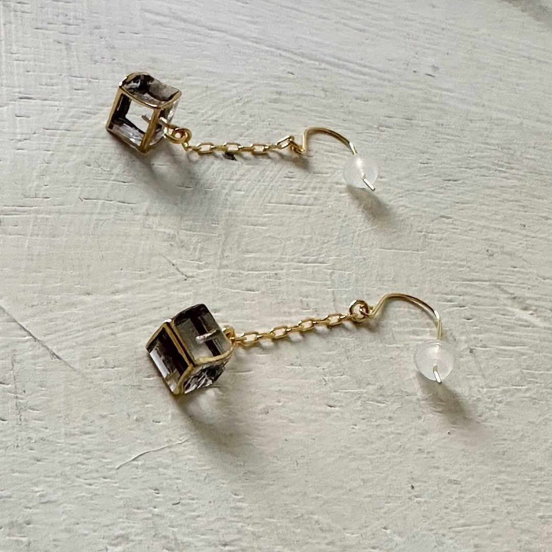 sorte glass jewelry 立方体ガラスチェーンピアス