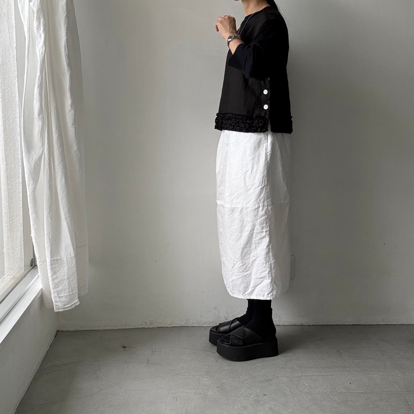 R&D.M.Co  リネンガーメントダイフリルデコレーションボタンビブ