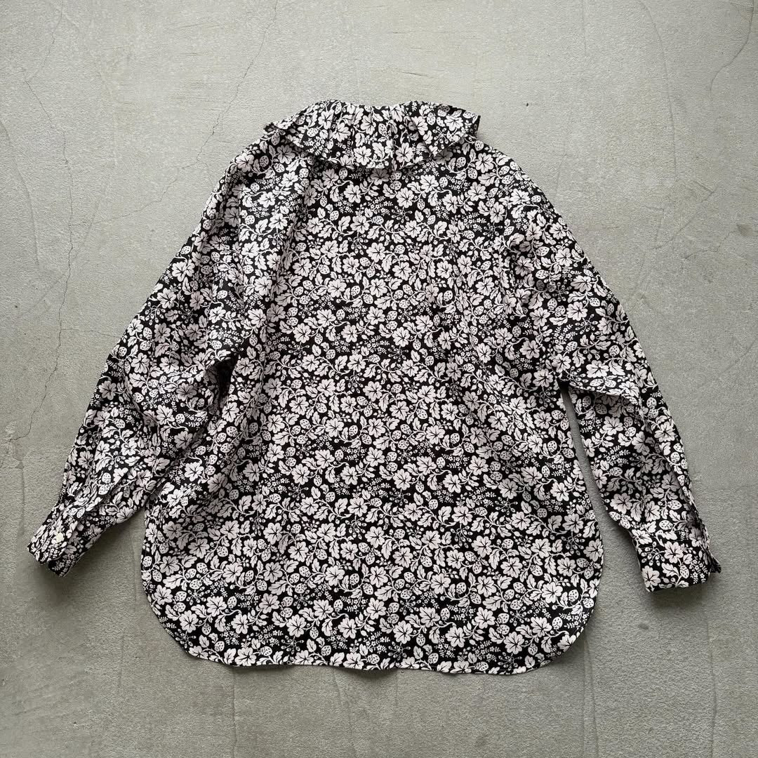 R&D.M.Co ワイルドベリーリネンラッフルカラーブラウス