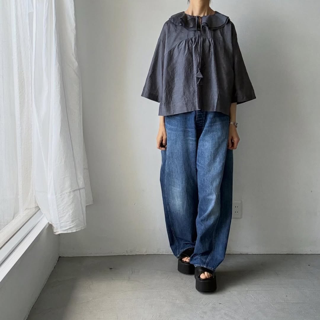 MAGALI コットンシルクブレイドフリルカラーブラウス　グレー