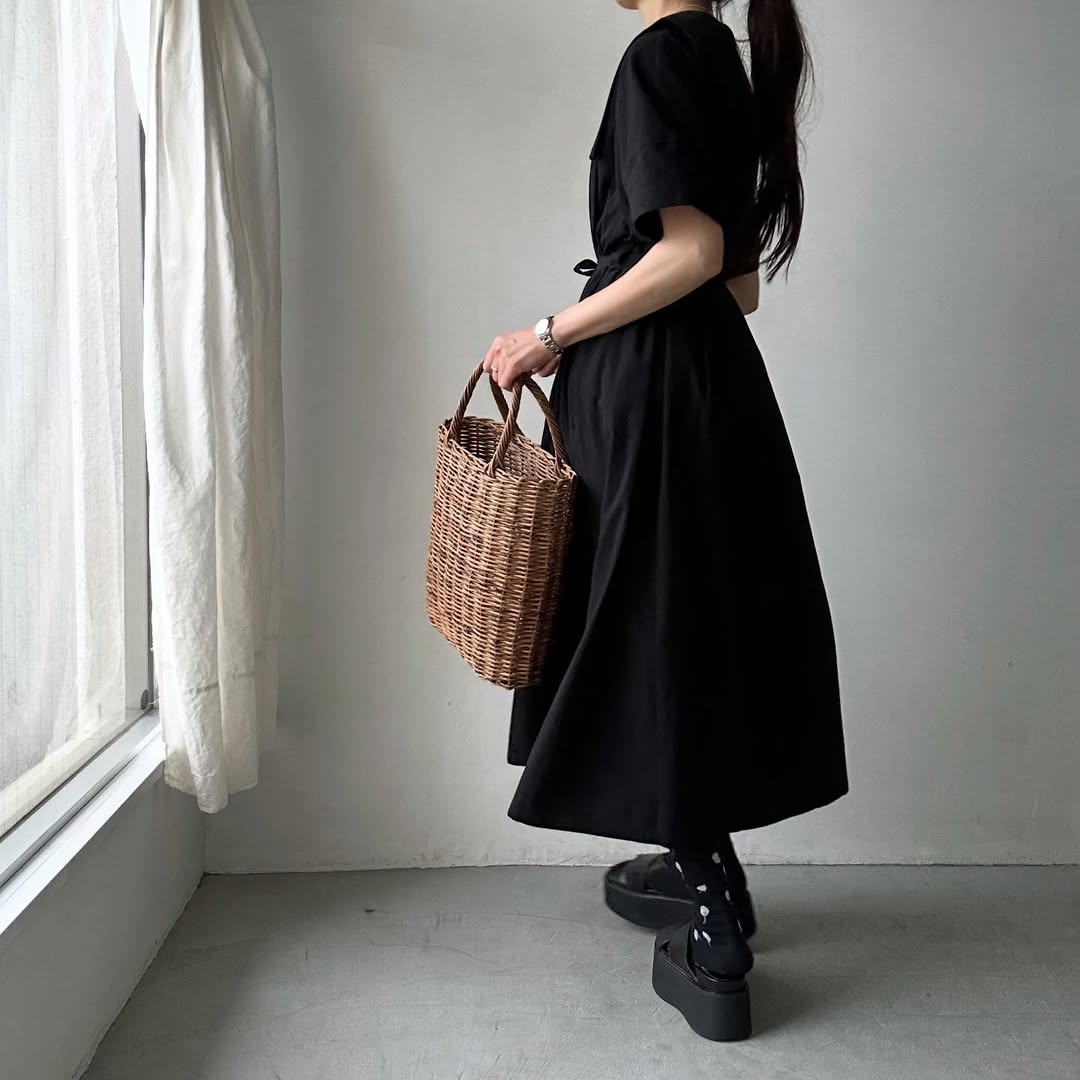 MAGALI 天日干しコットンスクエアカラーワンピース　ブラック