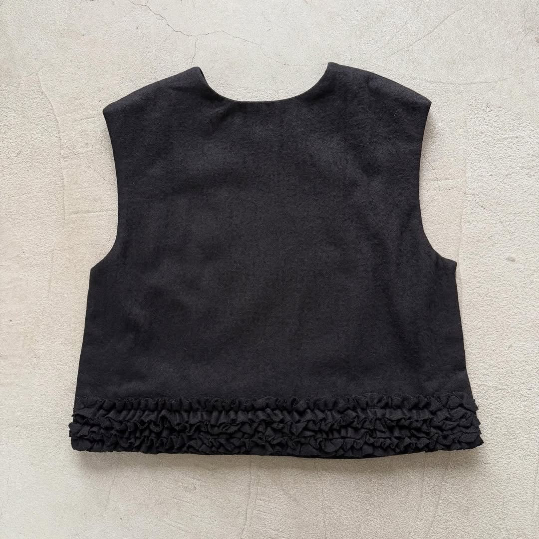 R&D.M.Co  フリルデコレーションボタンビブ　ブラック