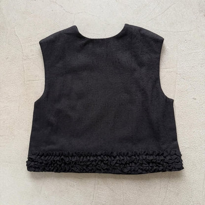 R&D.M.Co  フリルデコレーションボタンビブ　ブラック