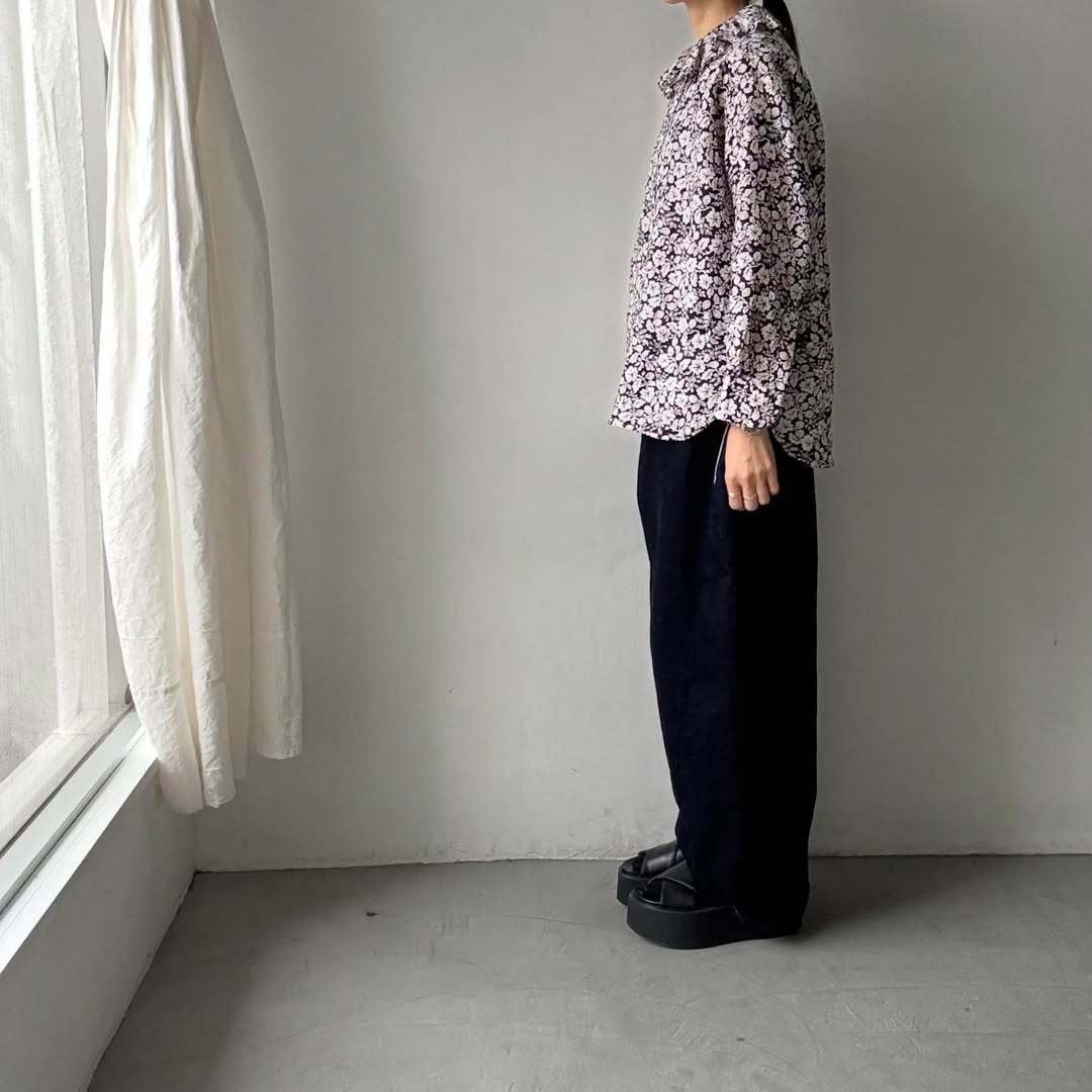 R&D.M.Co ワイルドベリーリネンラッフルカラーブラウス
