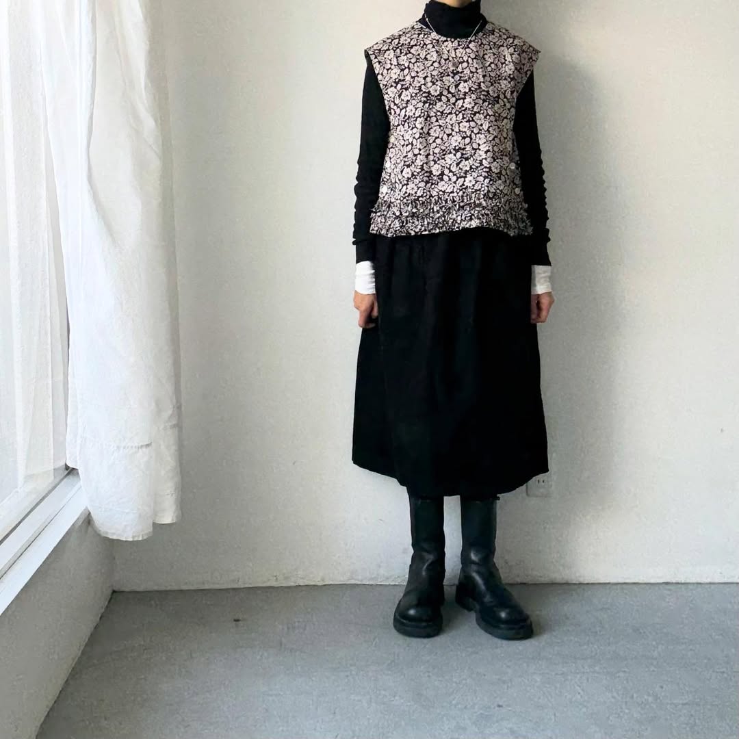 R&D.M.Co  ワイルドベリーリネンフリルデコレーションボタンビブ