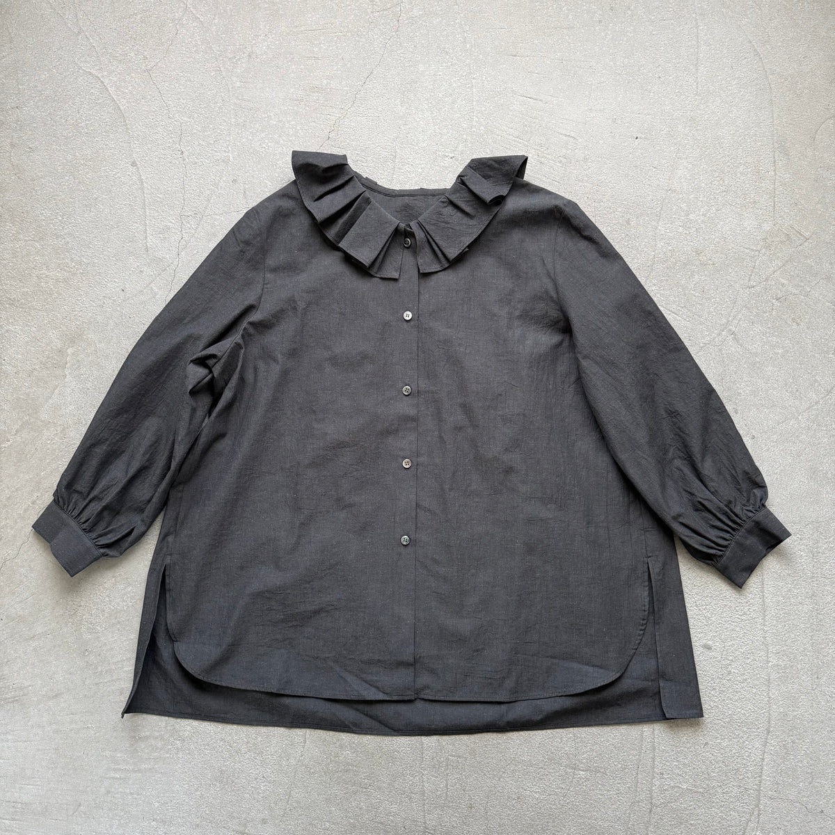 🔵金曜日入荷分予約受付中🔵Linenya  ラッフルシャツ　スミ