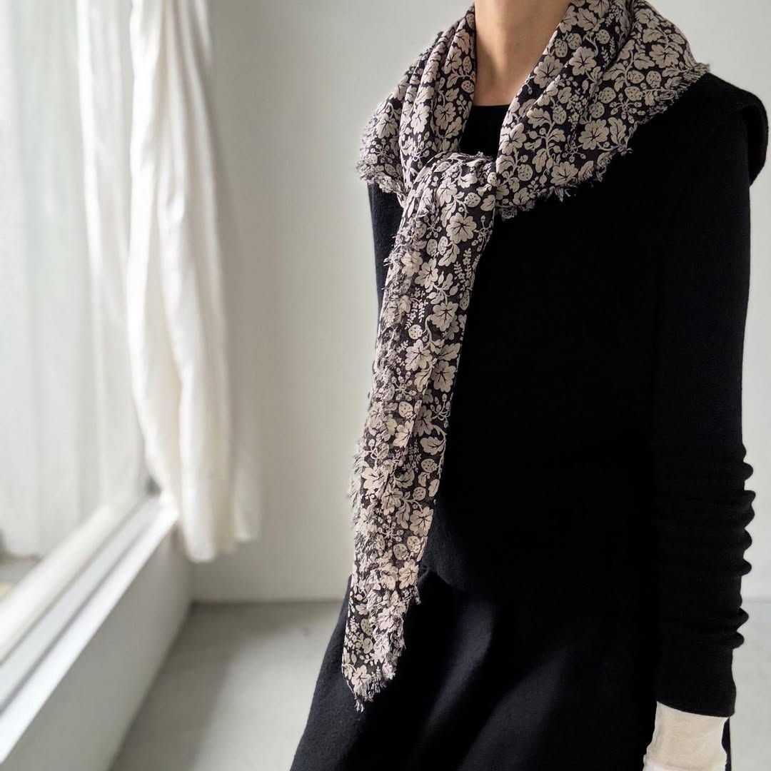 R&D.M.Co  ワイルドベリーガーゼショール　ブラック×フラックス