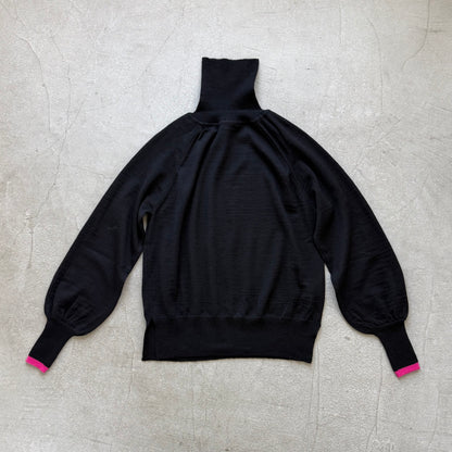 atelier naruse ウールタートルネックニット　ブラック×袖口ピンク