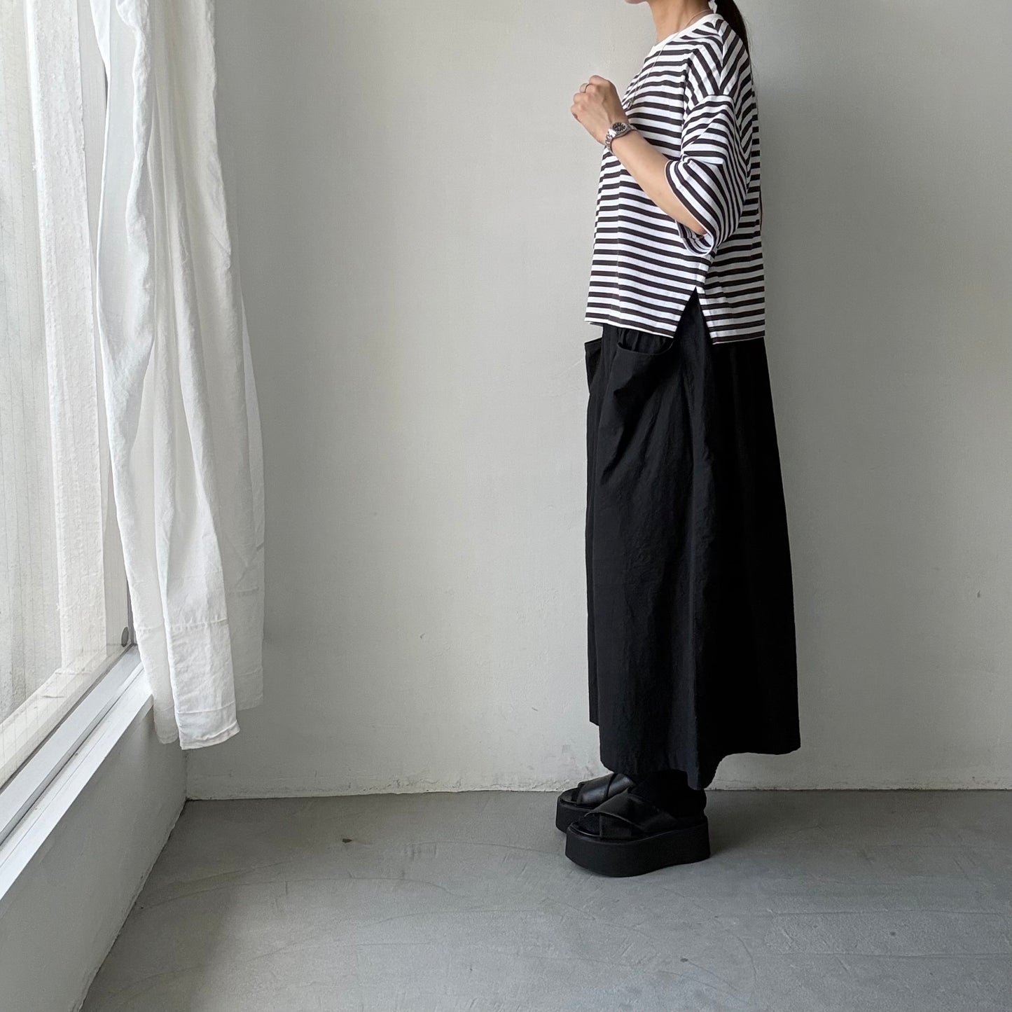 atelier naruse  コットンボーダー半袖カットソー　チャコール