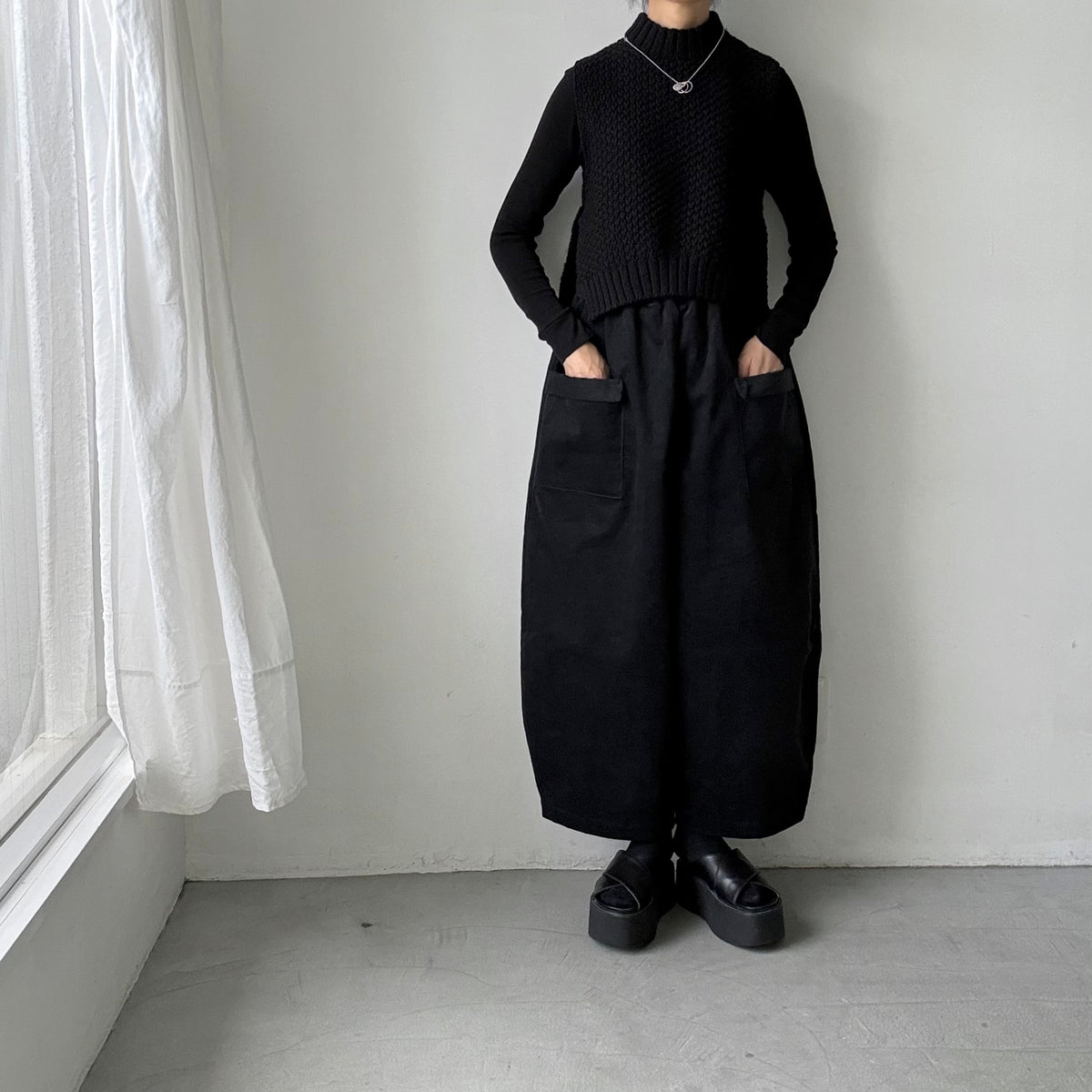 MAGALI コットンコーデュロイフラップポケットパンツ　ブラック