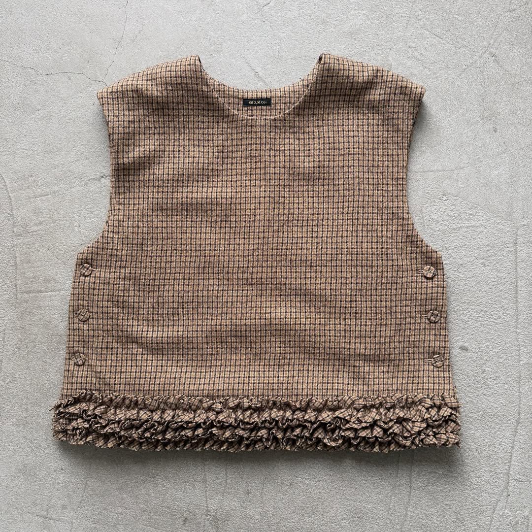 R&D.M.Co  フリルデコレーションボタンビブ　チェック