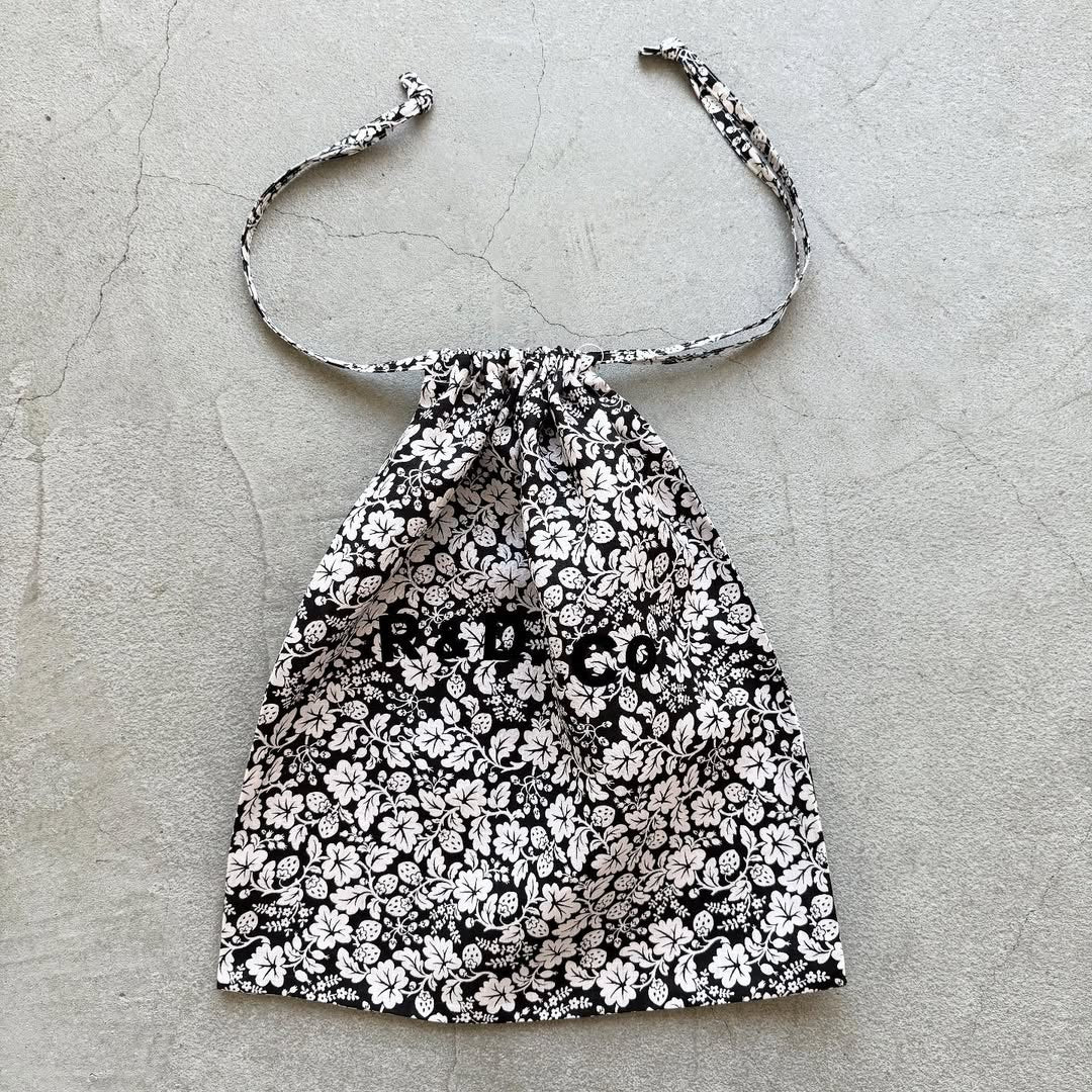 R&D.M.Co  ワイルドベリーリネンドローストリングバッグラージ　ブラック×ホワイト