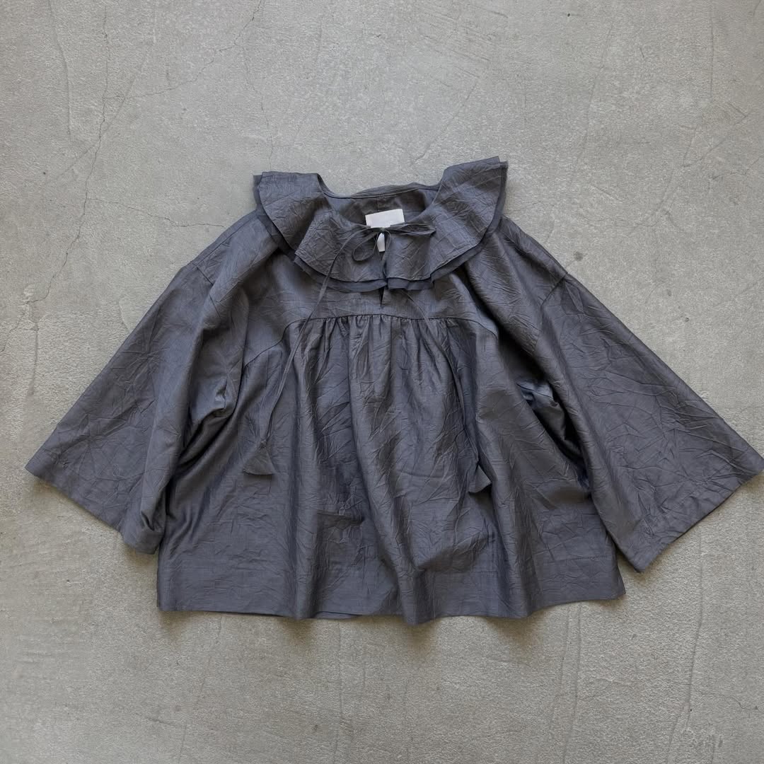 MAGALI コットンシルクブレイドフリルカラーブラウス　グレー