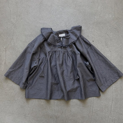 MAGALI コットンシルクブレイドフリルカラーブラウス　グレー
