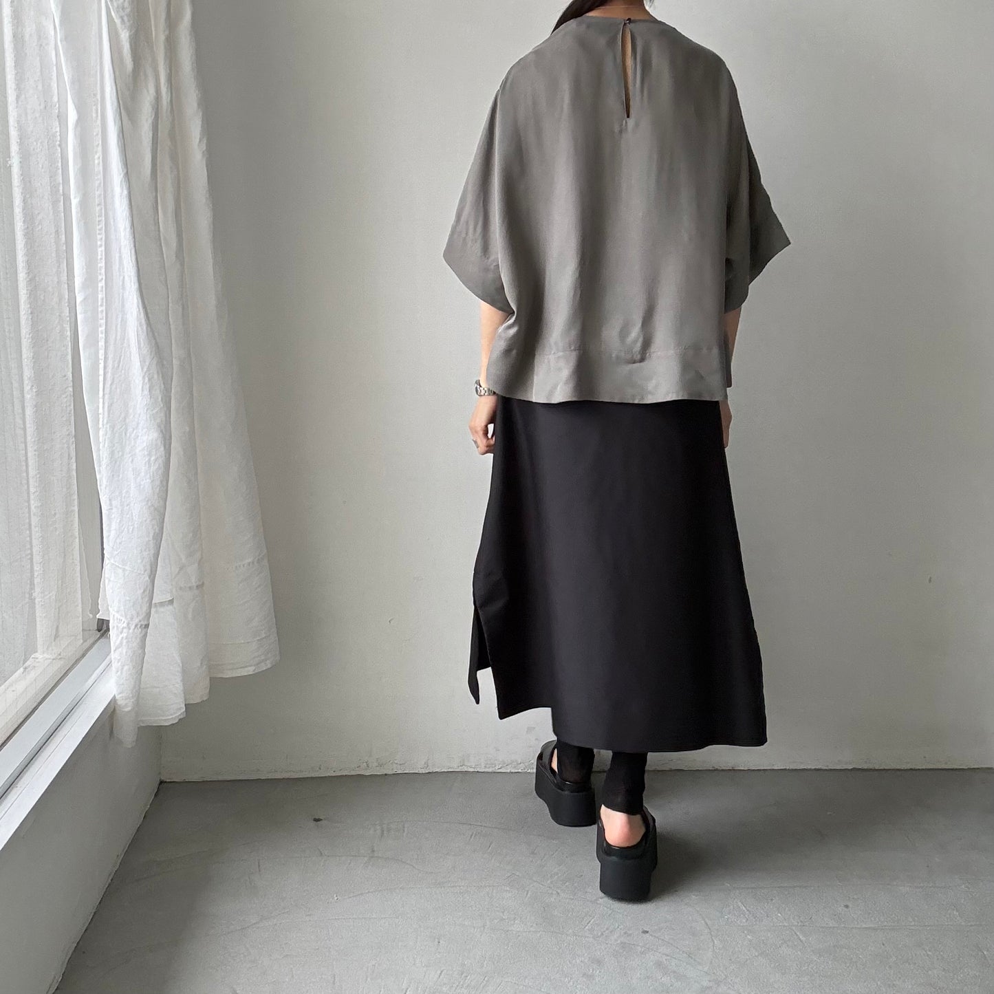 TENNE HANDCRAFTED MODERN ハーフスリーブトップス　グレー