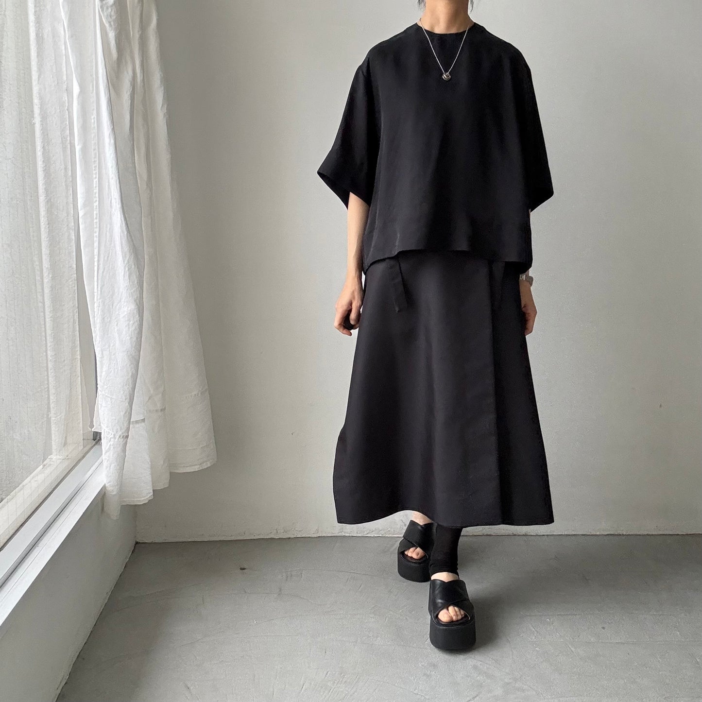 TENNE HANDCRAFTED MODERN ハーフスリーブトップス　ブラック