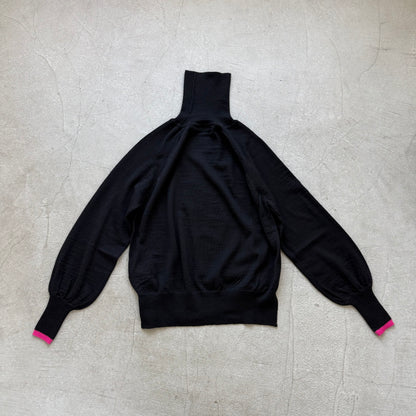 atelier naruse ウールタートルネックニット　ブラック×袖口ピンク