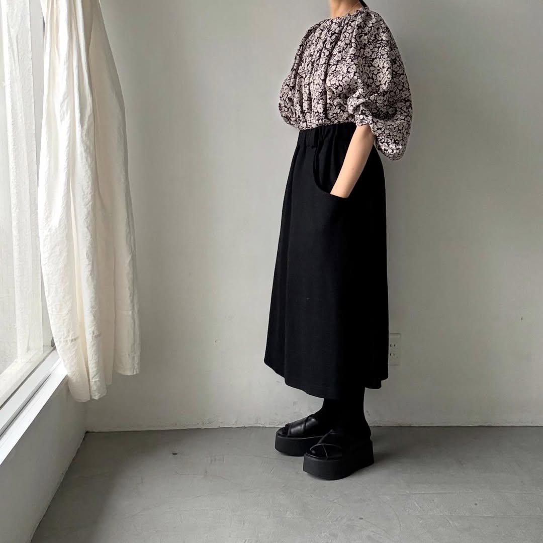 R&D.M.Co ワイルドベリーリネンギャザースモック　ブラック×フラックス