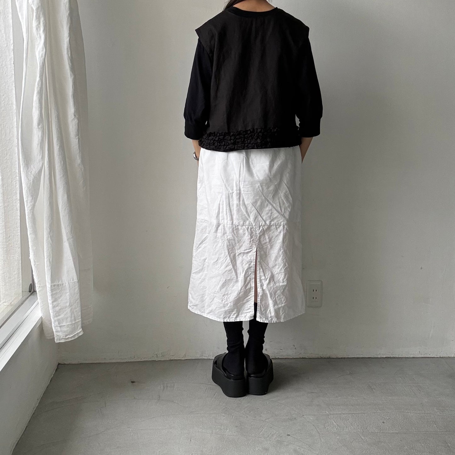 R&D.M.Co  リネンガーメントダイフリルデコレーションボタンビブ