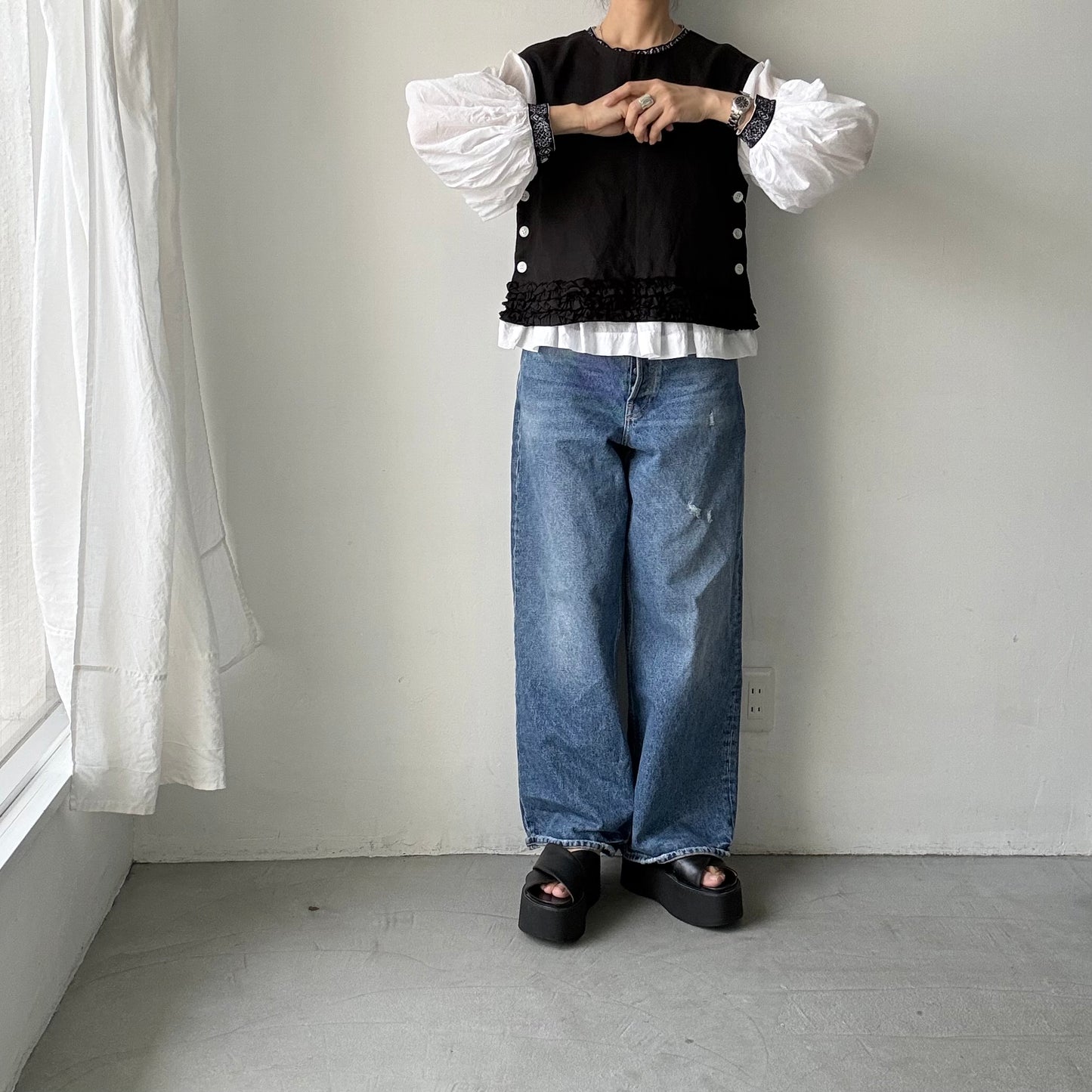 R&D.M.Co  リネンガーメントダイフリルデコレーションボタンビブ