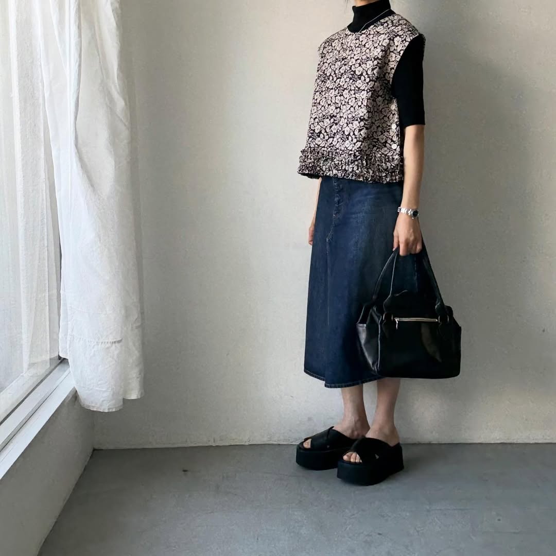 R&D.M.Co  ワイルドベリーリネンフリルデコレーションボタンビブ
