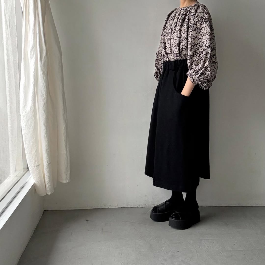 R&D.M.Co ワイルドベリーリネンギャザースモック　ブラック×フラックス