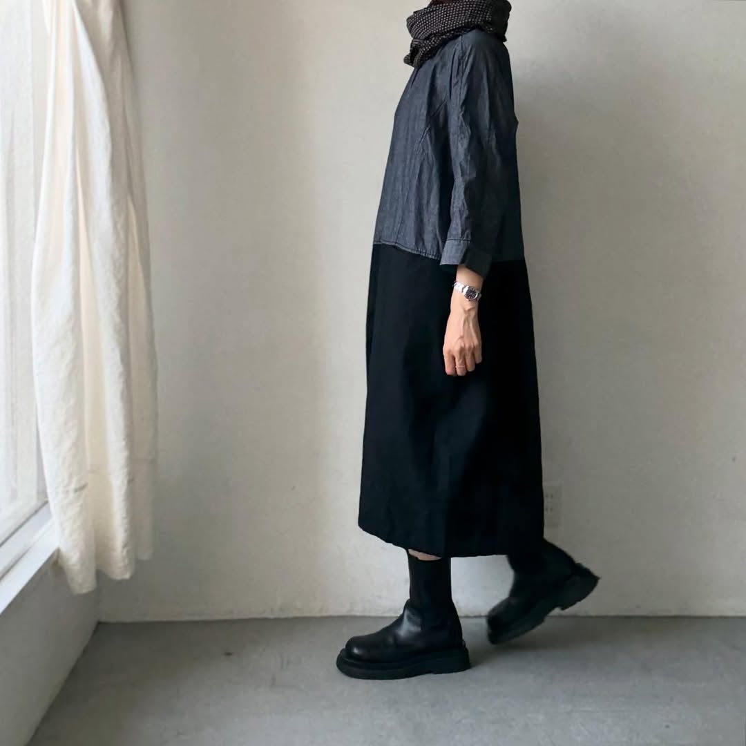 homspun ライトオンスシャンブレー比翼7分袖ノーカラーワンピース　ネイビー×ブラック