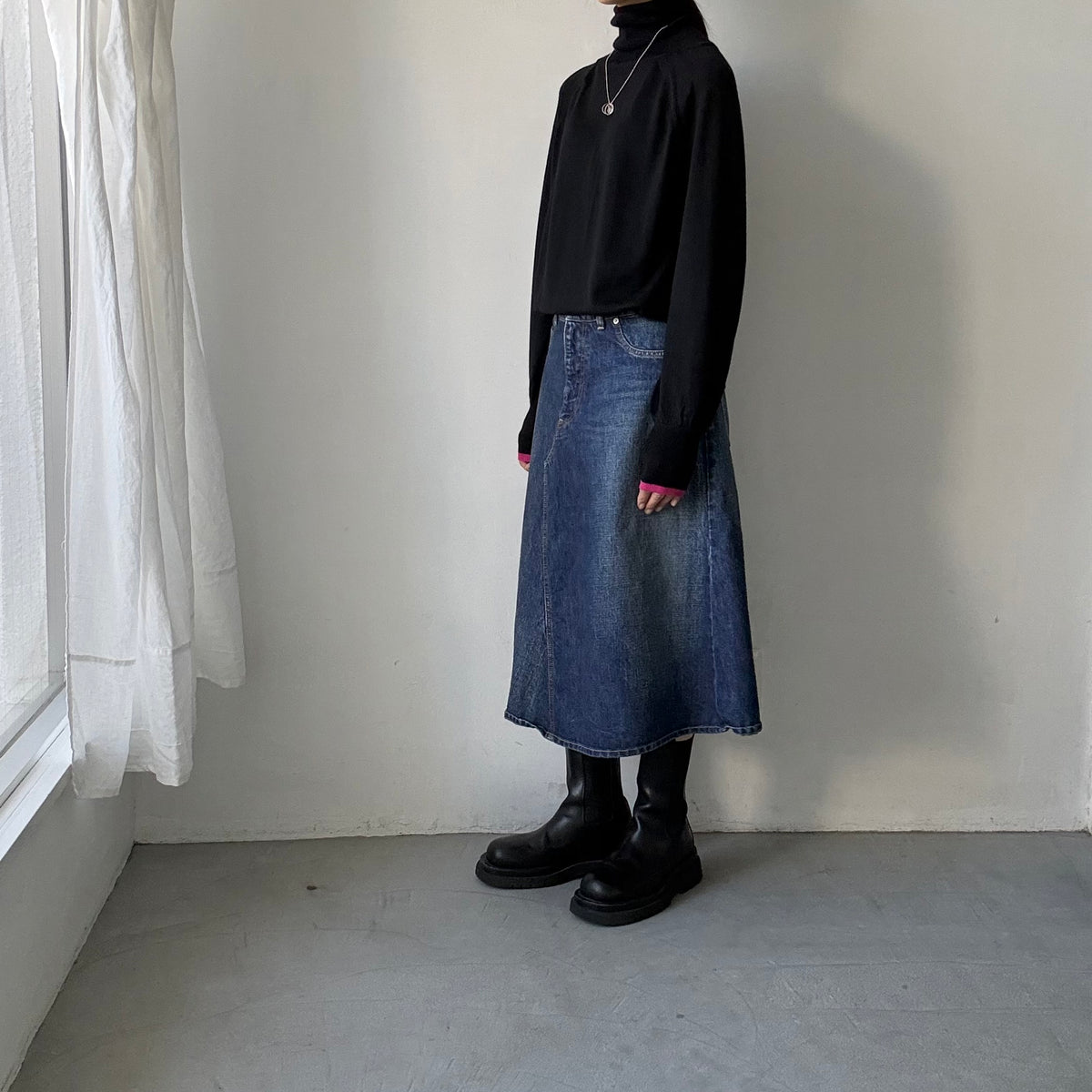 atelier naruse ウールタートルネックニット　ブラック×袖口ピンク