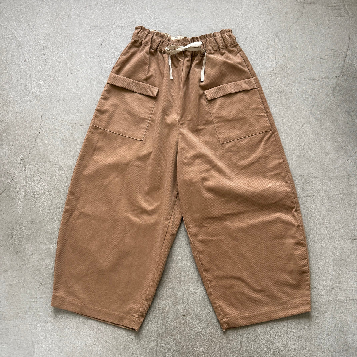 MAGALI コットンコーデュロイフラップポケットパンツ　ベージュ