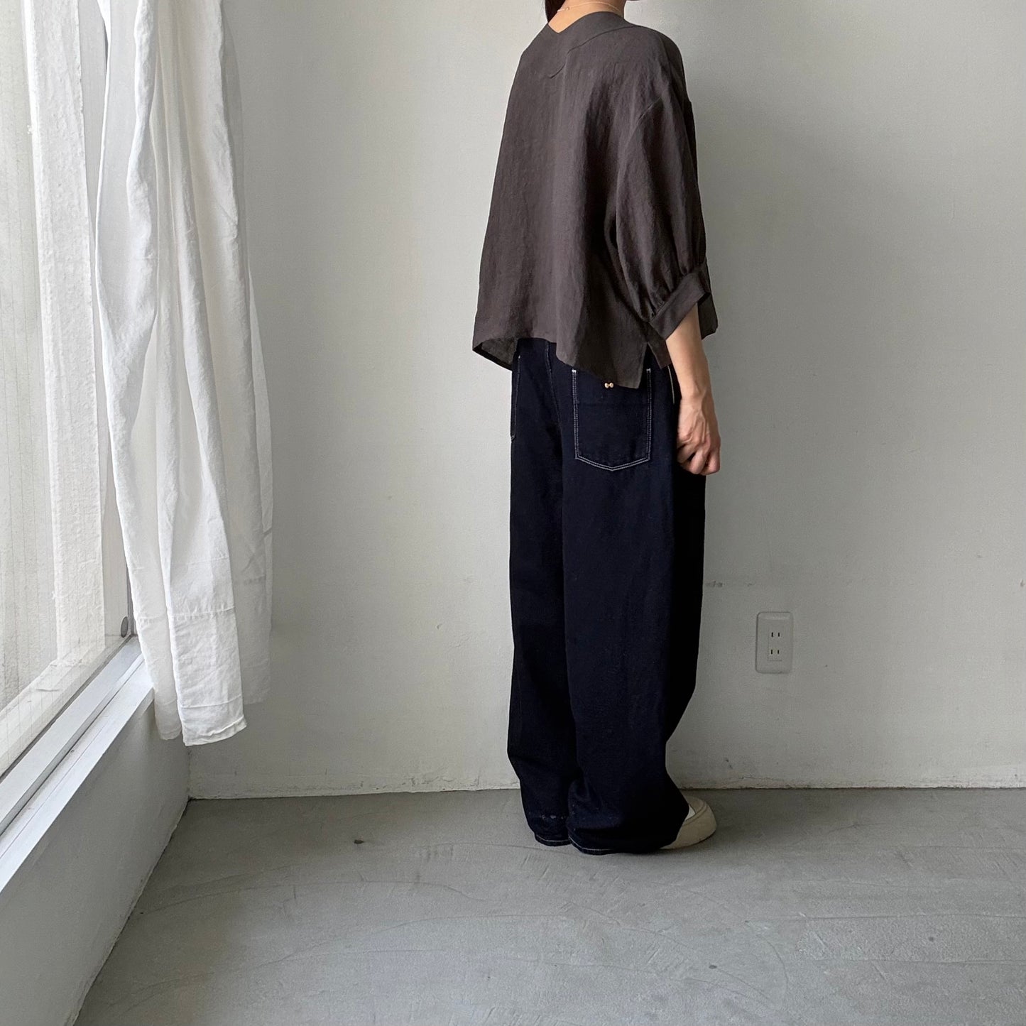 atelier naruse  リネンステッチVネックブラウス