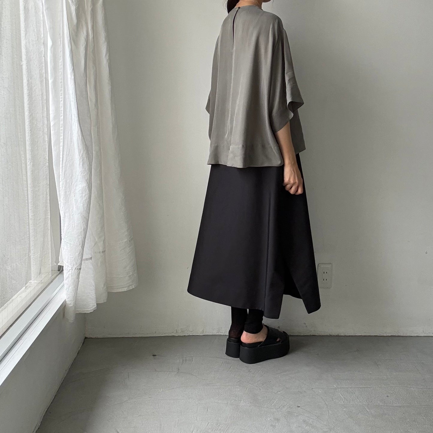 TENNE HANDCRAFTED MODERN ハーフスリーブトップス　グレー