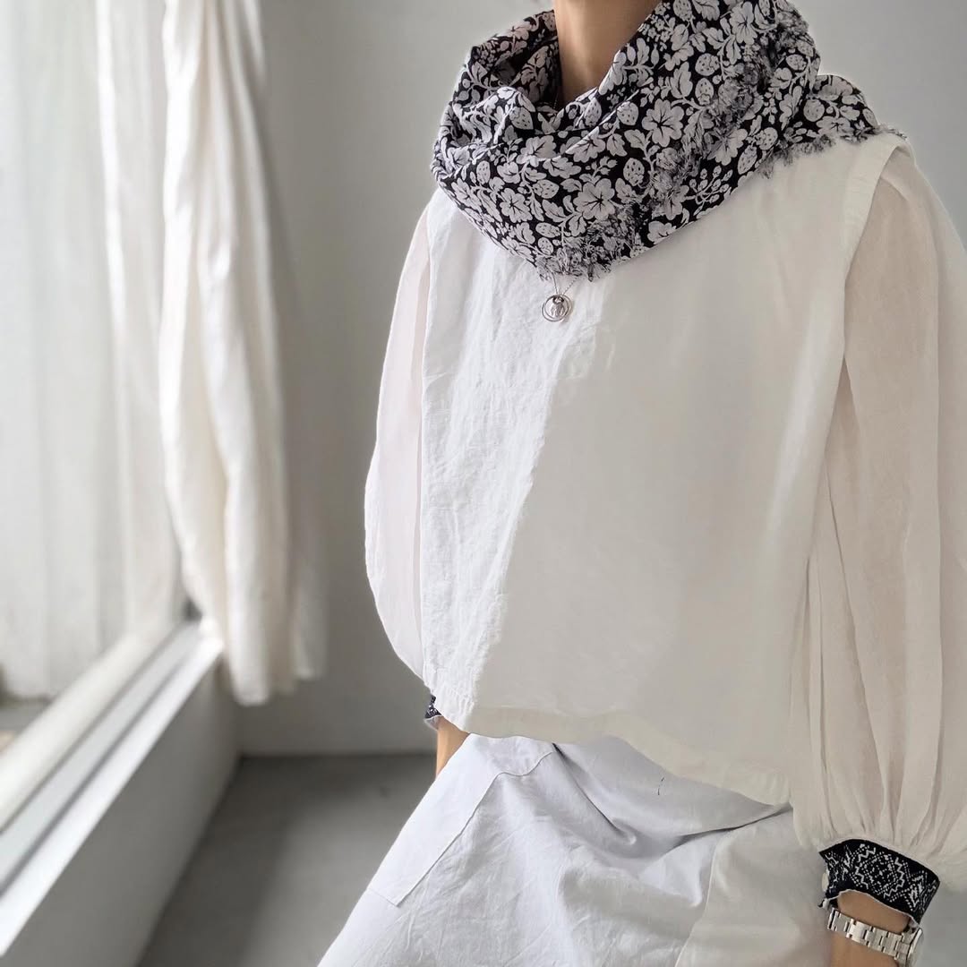 R&D.M.Co  ワイルドベリーガーゼショール　ブラック×ホワイト