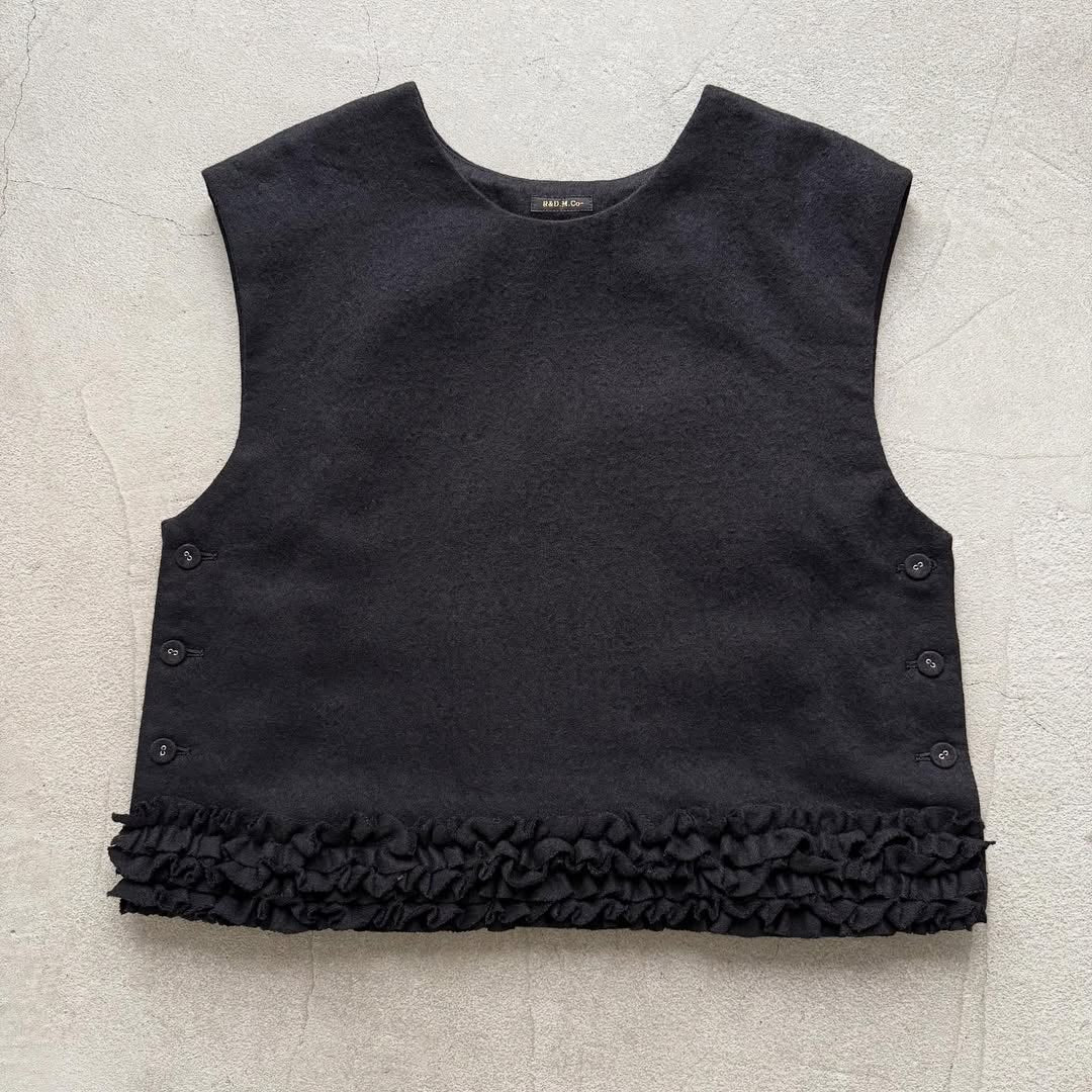 R&D.M.Co  フリルデコレーションボタンビブ　ブラック