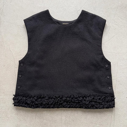 R&D.M.Co  フリルデコレーションボタンビブ　ブラック