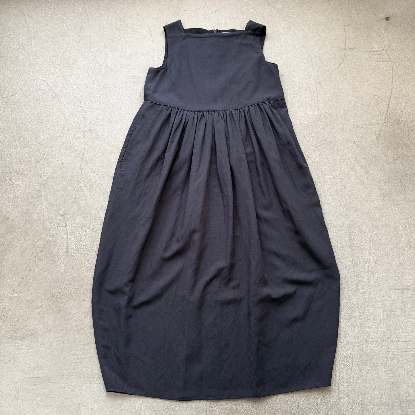 TENNE HANDCRAFTED MODERN ビスコースリネンノースリーブコクーンドレス